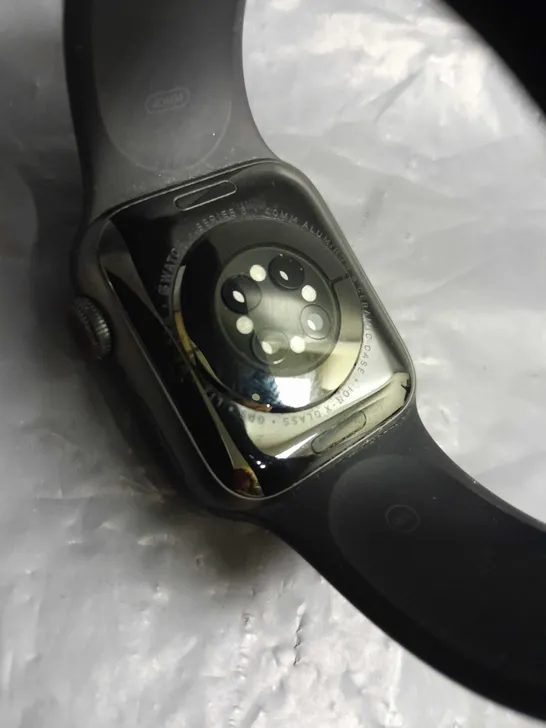 APPLE WATCH SERIES 6 IN BLACK SIZE M/L STRAP - SERIAL NUMBER H4HD921GQ20T