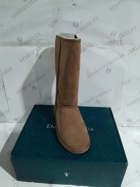 BOXED PAIR OF EMU WATER RESISTANT BOOTS IN CHESTNUT - SIZE 7