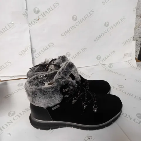 SKECHERS SYNERGY LACE BOOTS - SIZE 8