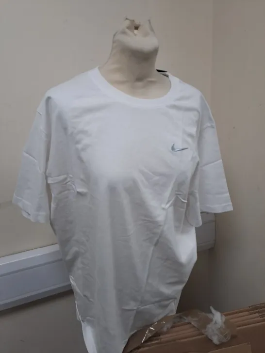 NIKE WHITE TEE SIZE XL 