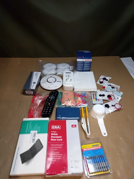 LOT OF ASSORTED ITEMS TO INCLUDE DRILLBITS, STANDARD DOOR LOCK AND SMOKE ALARM