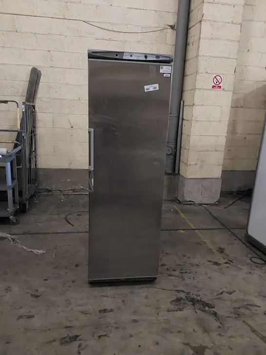 COMMERCIAL UPRIGHT FREEZER 