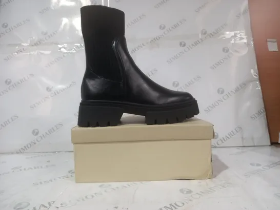 BOXED PAIR OF SIMMI LONDON CHUNKY BOOTS IN BLACK UK SIZE 7