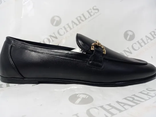 BOXED PAIR OF MNG LEATHER SLIP-ON SHOES IN BLACK W. GOLD EFFECT DETAIL EU SIZE 36