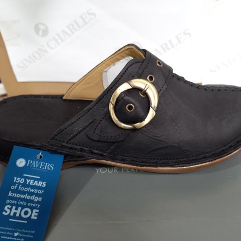 BOXED PAIR OF PAVERS BLACK CAY SHOES - UK 7