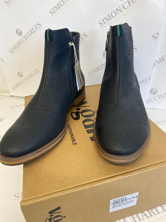 BOXED PAIR OF V.GAN MUSTARDB BLACK BOOTS SIZE 44