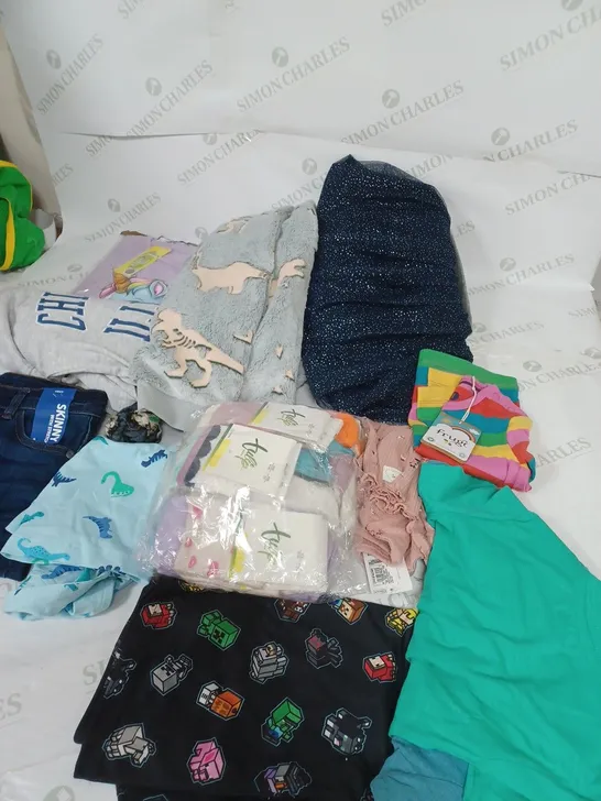 LOT OF ASSORTED KIDS CLOTHING ITEMS TO INCLUDE PYJAMAS, T-SHIRTS AND TROUSERS 