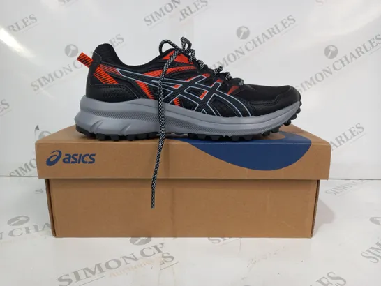 BOXED PAIR OF ASICS TRAIL SCOUT 2 TRAINERS IN BLACK/ORANGE UK SIZE 5.5