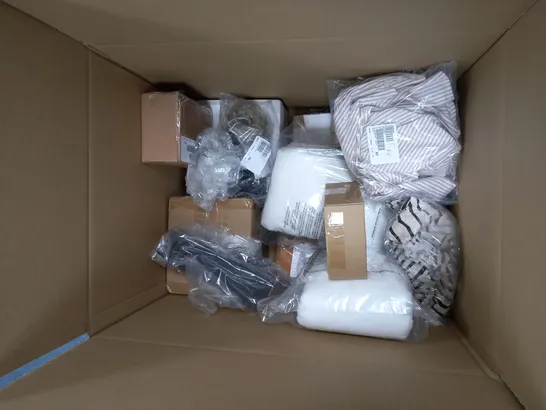 BOX OF APPROXIMATELY 15 ASSORTED ITEMS TO INCLUDE: CLOTHING, PILLOW CASES, LED LIGHTS ETC