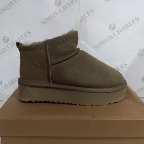 BOXED UGG SHEEPSKIN BOOTS - UK 6 