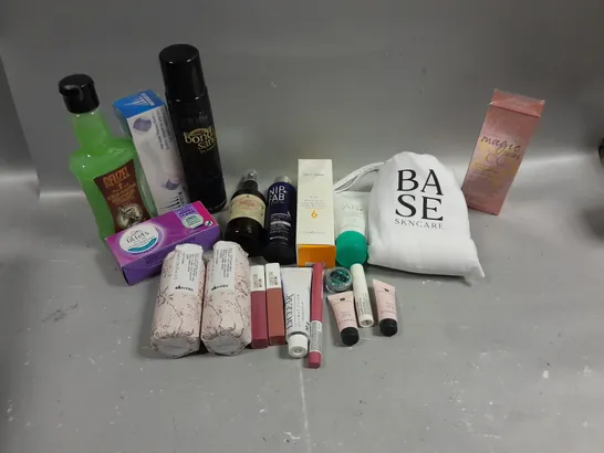 BOX OF APPROXIMATELY 10 COSMETIC ITEMS TO INCLUDE MOISTURISING CREAM, BONDI SANDS ULTRA DARK , REUZEL SHAMPOO, ETC