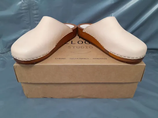 BOXED PAIR OF KITTY CLOGS STUDIO CLOGS IN NATURAL EU SIZE 39