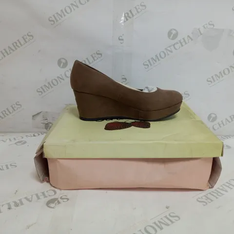 5 BOXED PAIRS OF STRAWBERRY WEDGE SHOES IN MUSHROOM TO INCLUDE SIZES 3, 5