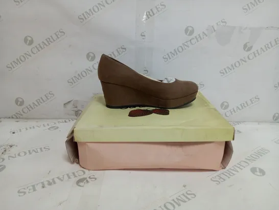 5 BOXED PAIRS OF STRAWBERRY WEDGE SHOES IN MUSHROOM TO INCLUDE SIZES 3, 5