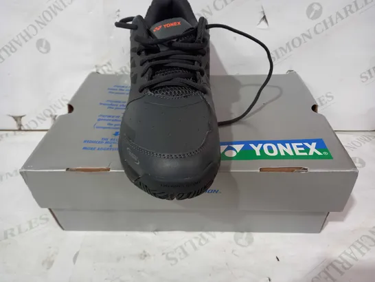 BOXED PAIR OF YONEX LUMIO SHOES IN GREY/ORANGE/BLACK UK SIZE 9.5