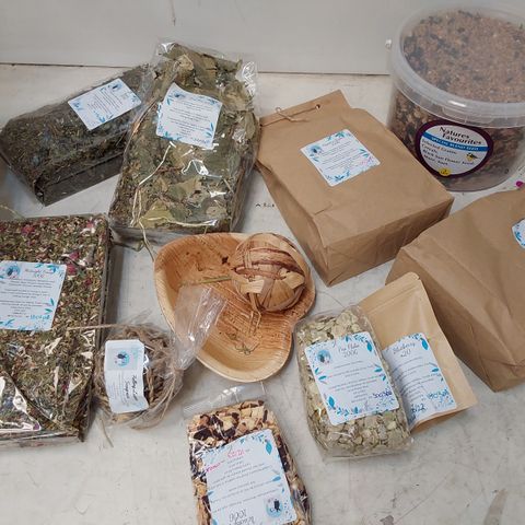 ASSORTED SMALL ANIMAL TREATS, PLANTAIN, MIDNIGHT FORAGE, PEA FLAKES, NETTLES & 3L TUB SPECIAL BIRD SEED BLEND