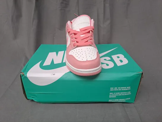 BOXED PAIR OF NIKE TRAINERS IN PINK/WHITE UK SIZE 5.5