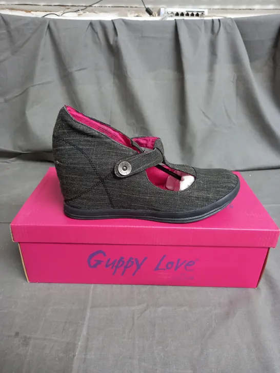 BOX OF APPROXIMATELY 6 PAIRS OF GUPPY LOVE OPEN TOP VELCRO WEDGE SHOE SIZE 10