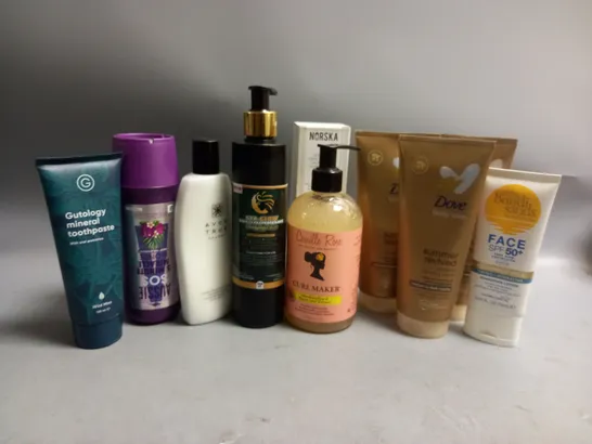 APPROXIMATELY 10 ASSORTED HEALTH AND BEAUTY PRODUCTS TO INCLUDE NORSKA HAND CREAM, AVON TRUE COLOUR CONDITIONING EYE MAKEUP, REMOVER LOTION, BONDI SANDS SUNSCREEN LOTION