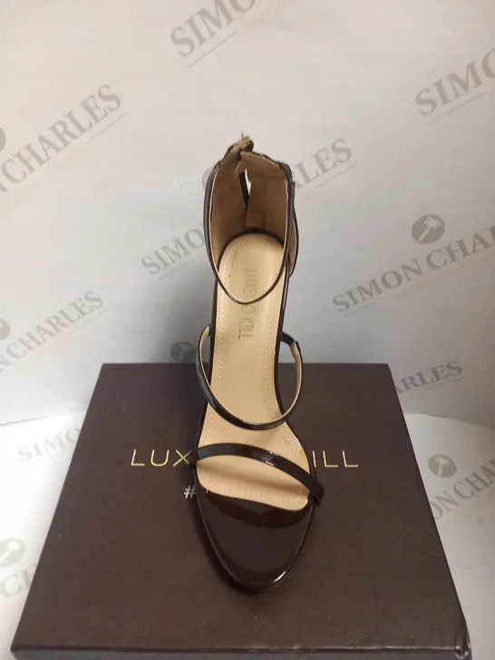 BOXED LUXE TO KILL JESSICA CHOCOLATE SHINY PU SIZE 4