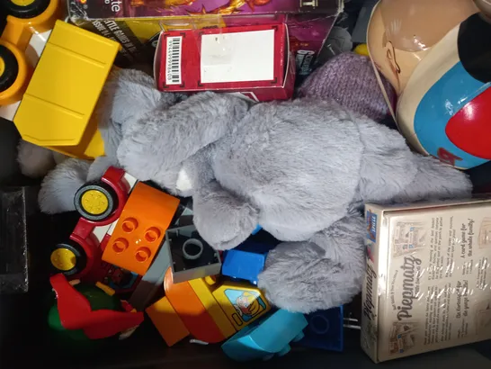 LOT OF APPROXIMATELY 10 ASSORTED TOYS AND GAMES TO INCLUDE ENGRAVING ART, BATH TIME SPLASH BOOK, PUZZLE CUBE, ETC