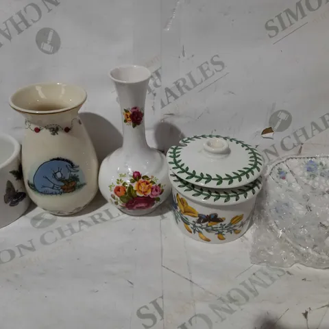 LOT OF APPROXIMATELY 10 ASSORTED HOUSEHOLD ITEMS TO INCLUDE LENOX FRIENDSHIP IN BLOOM BUD VASE, OAK DEAN BONE CHINA VASE, ETC - COLLECTION ONLY