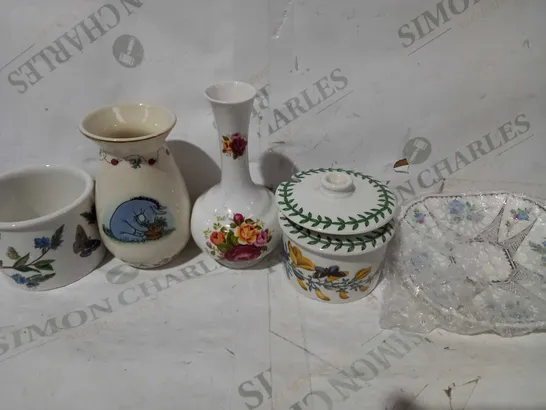 LOT OF APPROXIMATELY 10 ASSORTED HOUSEHOLD ITEMS TO INCLUDE LENOX FRIENDSHIP IN BLOOM BUD VASE, OAK DEAN BONE CHINA VASE, ETC - COLLECTION ONLY