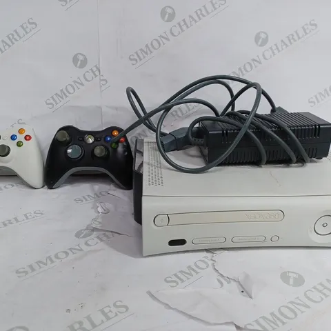 XBOX 360 CONSOLE WITH 2 EXTRA CONTROLLERS - WHITE 