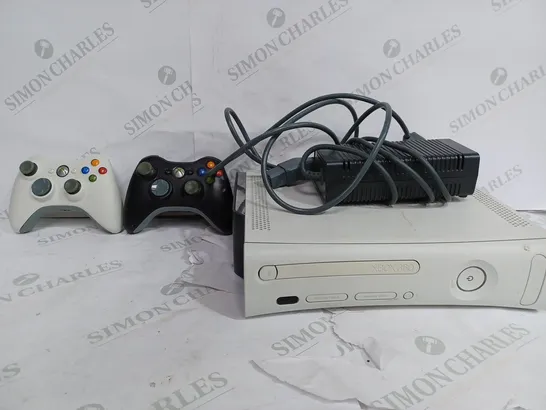 XBOX 360 CONSOLE WITH 2 EXTRA CONTROLLERS - WHITE 