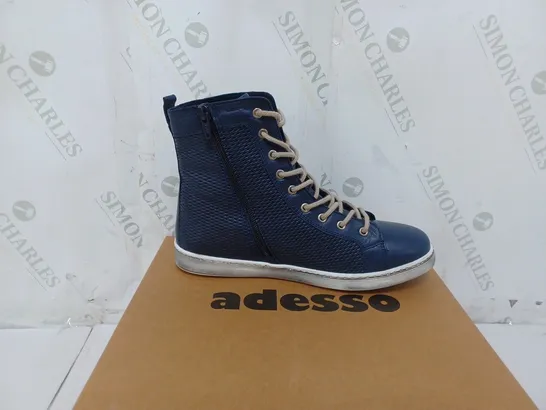 BOXED PAIR OF ADESSO BOOTS IN NAVY BLUE SIZE 6