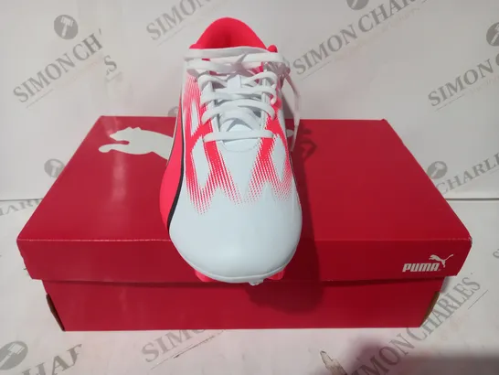 BOXED PAIR OF PUMA ULTRA PLAY FOOTBALL BOOTS IN WHITE/BLACK/RED UK SIZE 8