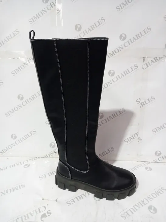 KNEEW HIGH LEATHER BOOTS WITH HIGH PLATFORMS SIZE 6