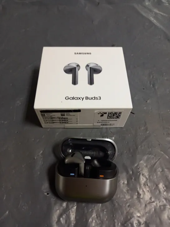 BOXED SAMSUNG GALAXY BUDS3 IN SILVER