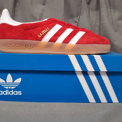 BOXED PAIR OF ADIDAS GAZELLE INDOOR SHOES IN RED/WHITE UK SIZE 7.5