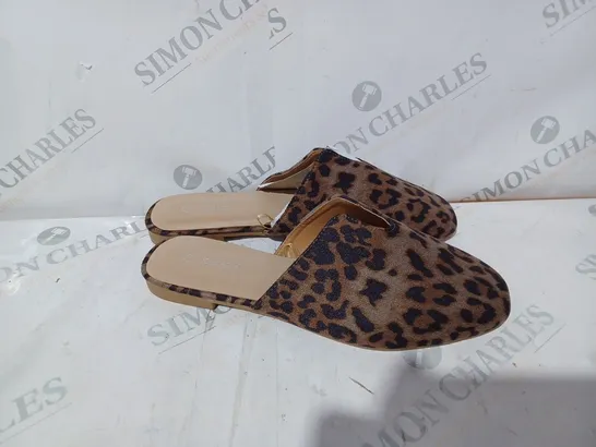 KASARA LEOPARD MULE SHOES IN BROWN SIZE 5