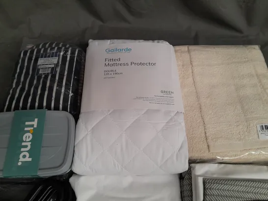 LOT OF 9 ASSORTED HOUSEHOLD ITEMS TO INCLUDE MATTRESS PROTECTOR, LINEN SET, OVEN GLOVE AND DOUBLE DUVET