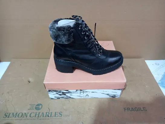 BOXED PAIR OF MODA IN PELLE BLACK BOOTS - SIZE 40