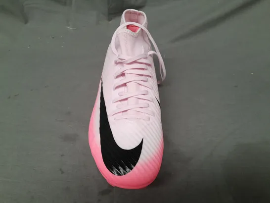 BOXED PAIR OF NIKE MERCURIAL AIR ZOOM FOOTBALL BOOTS IN PINK UK SIZE 9