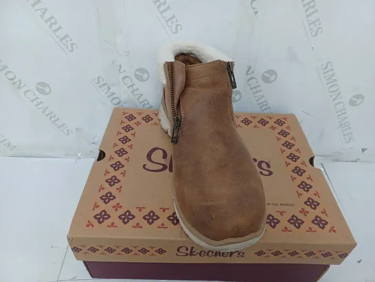 BOXED PAIR OF SKECHERS EASY GOING WATER RESISTANT BOOTS IN CHESTNUT SIZE 8