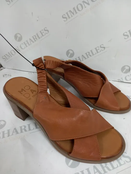 PAIR OF MODA IN PELLE LASSANDRA SANDALS IN TAN SIZE 6