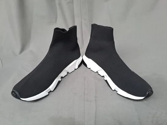 BOXED PAIR OF BALENCIAGA SHOES IN BLACK EU SIZE 41