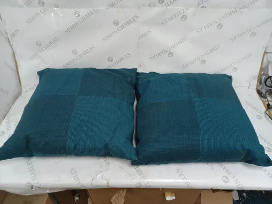 LOT OF 10 CUSHIONS IN VARIED COLOURS AND PATTERNS TO INCLUDE BLUE, STARRED, AND BLACK AND WHITE ETC. 