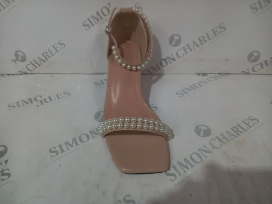 BOXED PAIR OF DESIGNER OPEN TOE BLOCK HEEL SANDALS IN PALE PINK W. PEARL EFFECT DETAIL EU SIZE 39