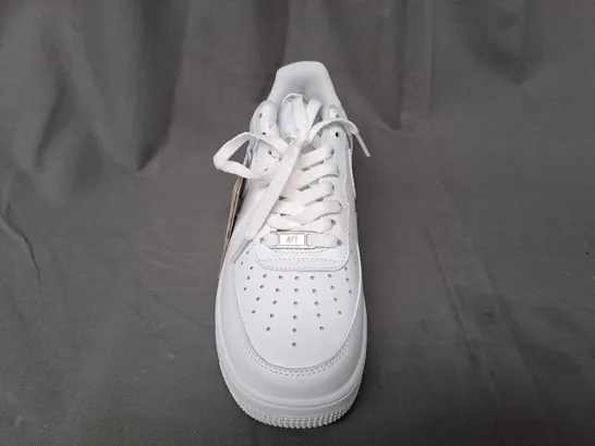 PAIR OF NIKE AIR FORCE 1 SHOES IN WHITE UK SIZE 6.5