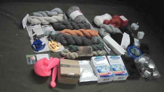 SMALL BOX OF ASSORTED ITEMS TO INCLUDE KNITTING NEEDLES, WOOL, SCISSORS