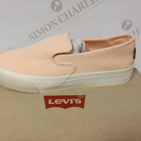 BOXED LEVI'S SLIP ON LOW CANVAS SHOE SIZE 6.5