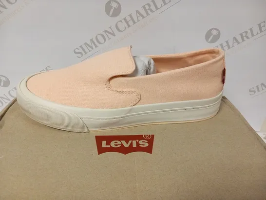 BOXED LEVI'S SLIP ON LOW CANVAS SHOE SIZE 6.5