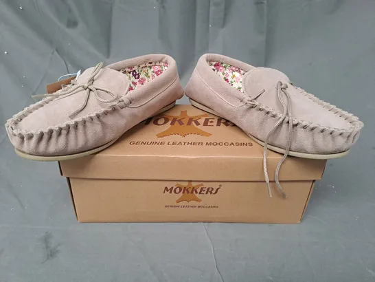 BOXED PAIR OF MOKKERS SUEDE SHOES IN PINK SIZE 5