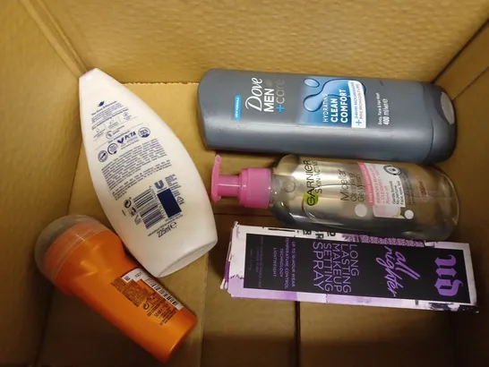 APPROXIMATELY 10 ASSORTED HEALTH AND BEAUTY PRODUCTS TO INCLUDE SANCTUARY SPA BODY LOTION, LOREAL PARIS TRIPLE ACTIVE MOISTURISER, GARNIER CLEANSING WATER 