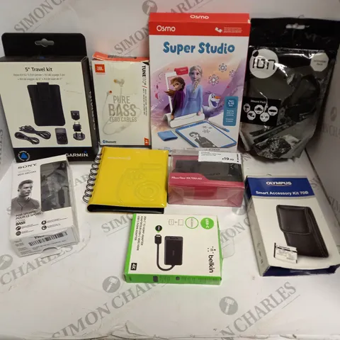 APPROXIMATELY 30 ASSORTED HOUSEHOLD & ELECTRICAL PRODUCTS TO INCLUDE WIRELESS EARPHONES, CHARGERS, TRAVEL POUCH ETC 